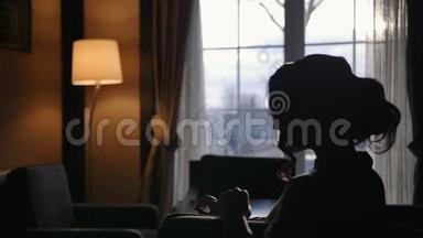 女模特坐在窗前的剪影，光线缓慢地漏出